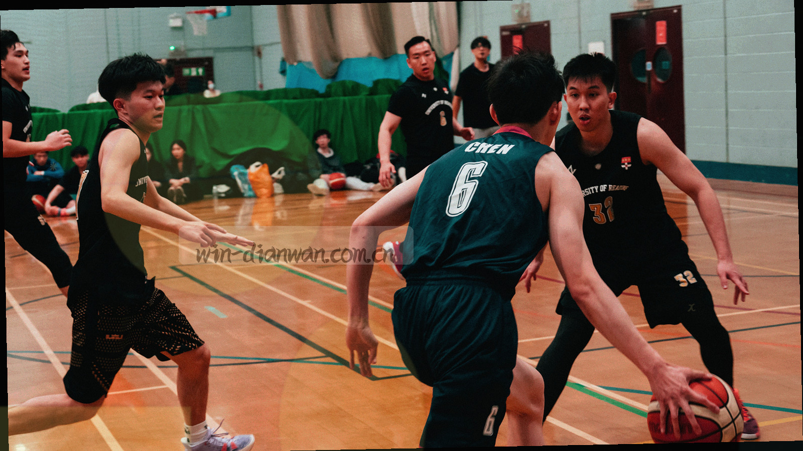 电脑端平台总览界面：左侧竖排段位阶梯，右侧房间人数脉冲光带，中部并排三个板块入口卡片